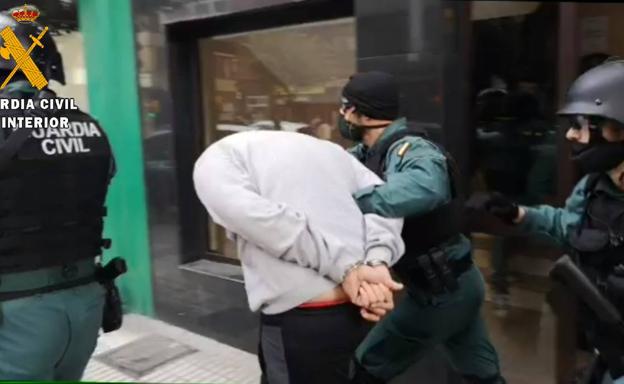 El detenido en Gijón, acusado de un robo con violencia e intimidación en una vivienda de Aller