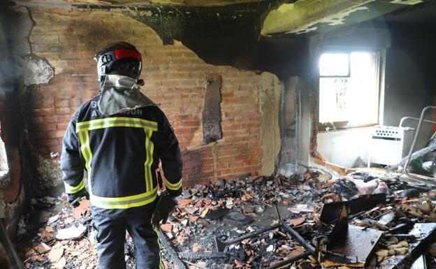 Un incendio destroza la primera planta de una casa en Ceares