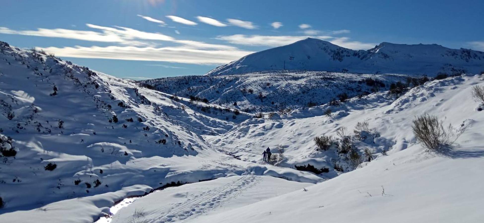 Paisajes nevados por la montaña asturiana