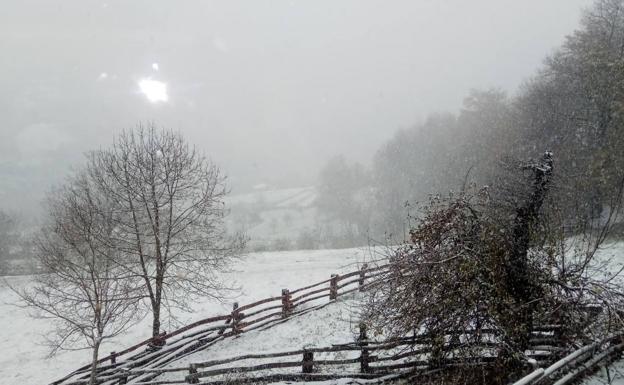 Alto riesgo en las carreteras por la nieve y la comunicación por tren con la meseta cortada