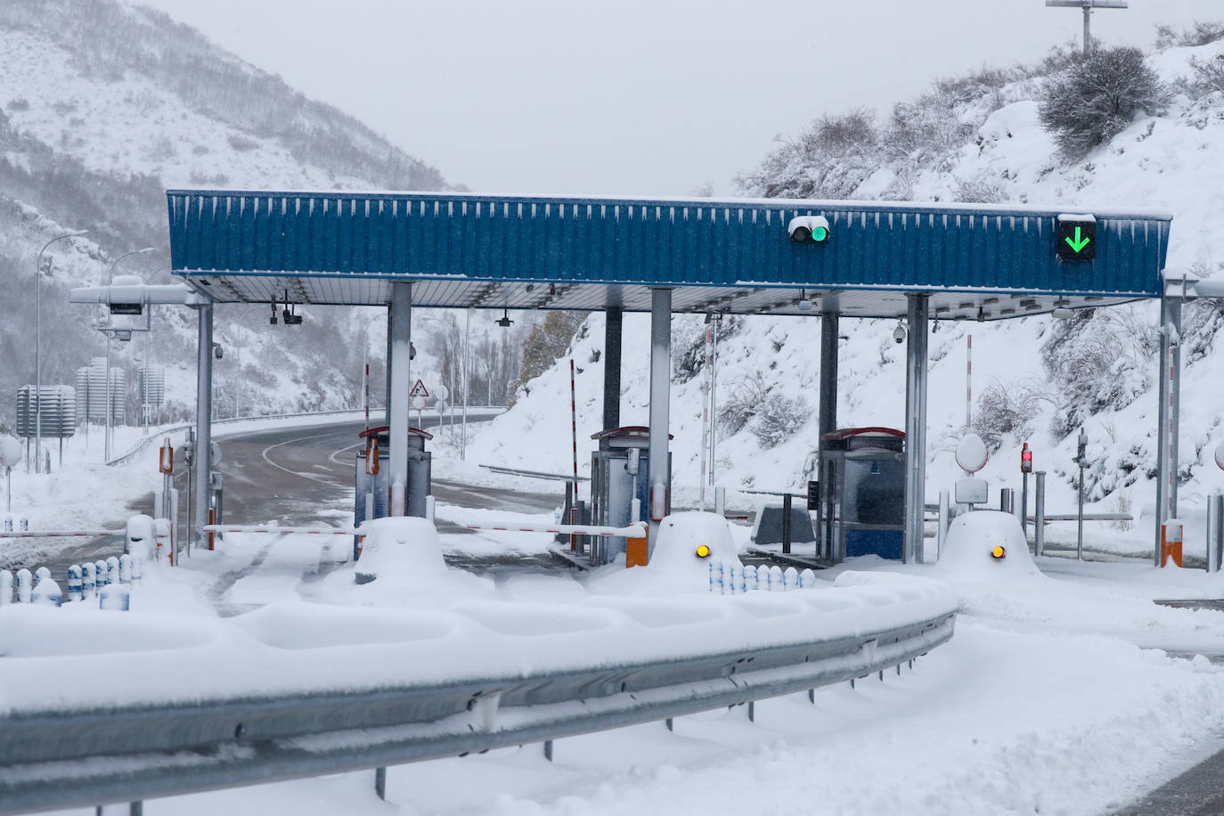 El riesgo de aludes obliga a cerrar cinco carreteras en Asturias