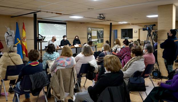 «Pocas científicas llegan a altos cargos porque aún cargamos con la conciliación»