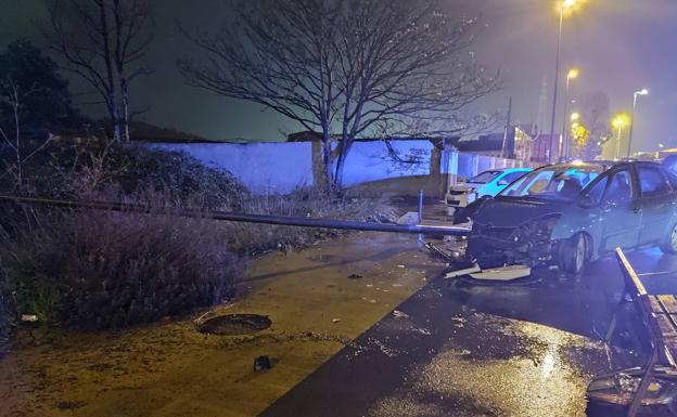 Invade la acera y se empotra contra una farola mientras conducía ebrio en la avenida Conde de Guadalhorce
