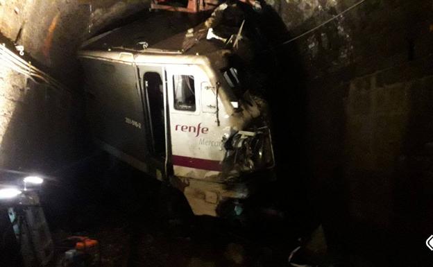 Herido un maquinista tras chocar contra un argayo en Pajares que vuelve a cortar la comunicación con la meseta