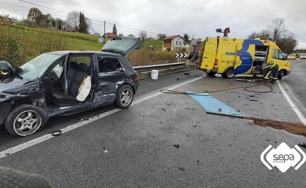 Dos heridos leves en un choque de dos vehículos en la N-634, a su paso por Nava