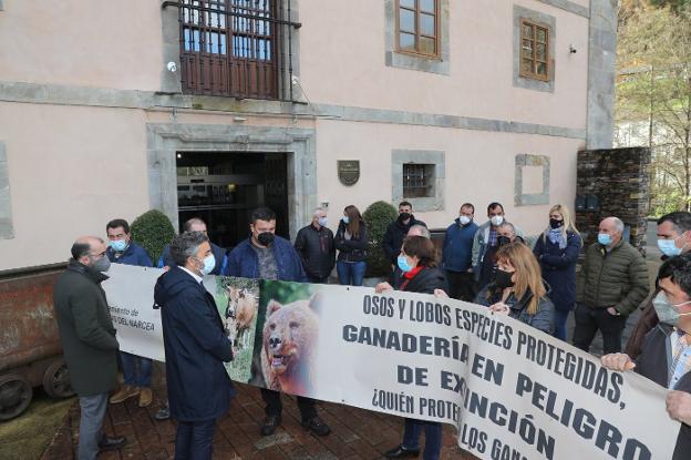 Los cortes por el argayo en la AS-15 y la rampa de Pajares no se levantarán antes del lunes