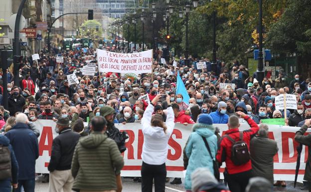 El sector ganadero se manifiesta en Oviedo: «Nos están ahogando»