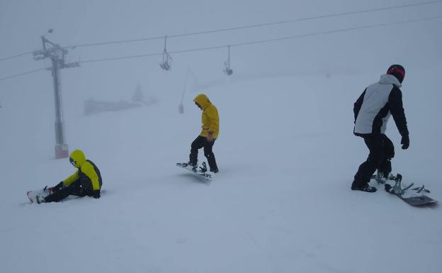 El mal tiempo empaña el inicio de la temporada de esquí en Asturias