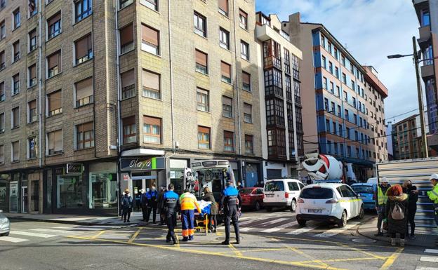 Una mujer, herida leve tras ser atropellada en La Felguera