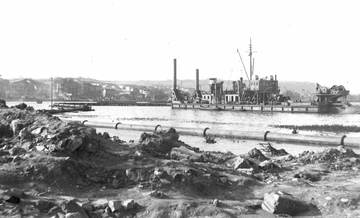 La construcción del muelle de San Agustín, el puerto de Ensidesa en Avilés