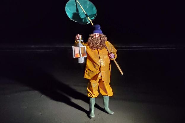 L'Anguleru desembarca por sorpresa en la playa de La Arena e inicia su gira navideña