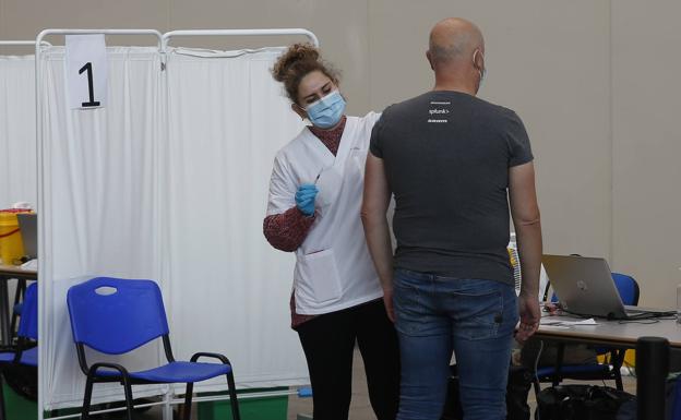 Tercera dosis a partir de los 50 años como «dique» ante la nueva ola de covid en Asturias