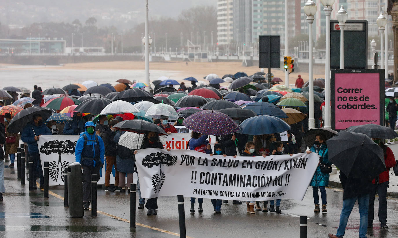 «Por la salud, por una industria limpia», claman los manifestantes en Gijón
