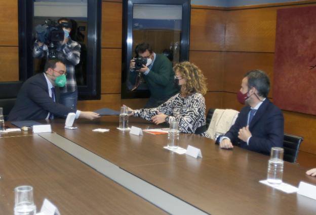 PSOE, Ciudadanos e IU avanzan hacia un acuerdo para aprobar los presupuestos