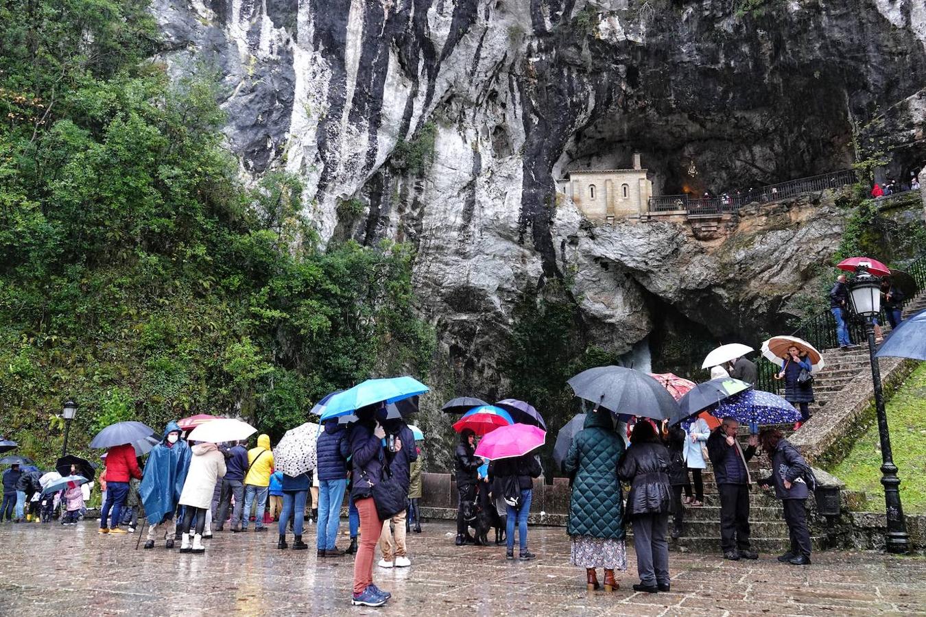 Covadonga, a tope de turismo en el puente de la Constitución