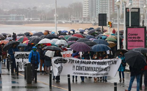 Un millar de personas claman contra la contaminación en Gijón