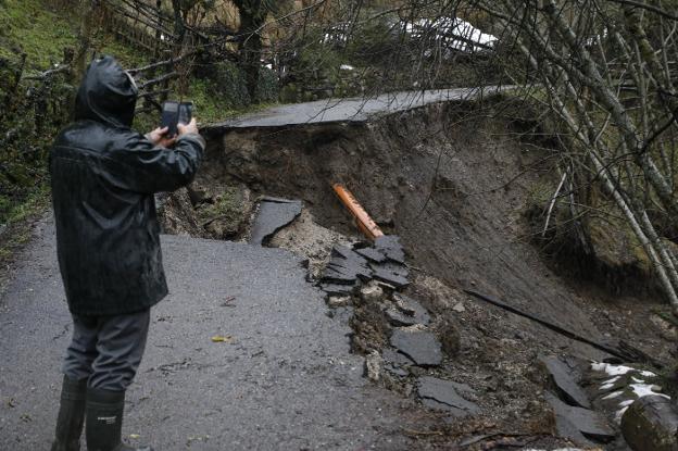 El mal tiempo dificulta los trabajos para abrir el tramo de la AS-15 cortado por el argayo
