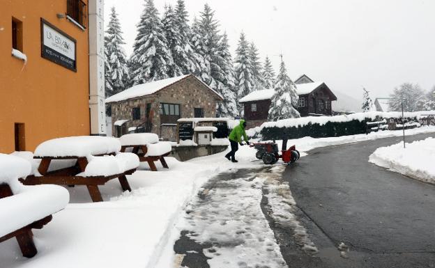 Los turistas adelantan su regreso ante la amenaza por fuertes nieves en Asturias