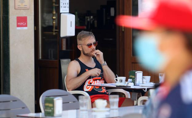 El Gobierno quiere prohibir fumar en coches particulares