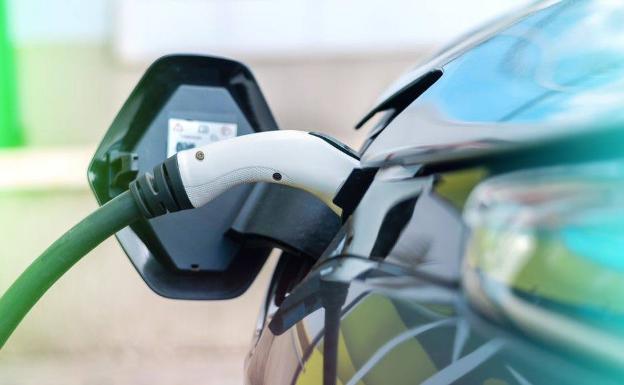 El precio por recargar un coche eléctrico ha aumentado un 30% en un año