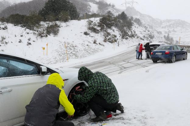 Las intensas nevadas complican el tráfico en la cordillera y anuncian más riesgo de argayos