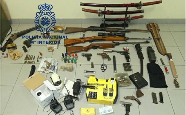 Revólveres, catanas, cocaína y 200.000 euros: así es el alijo que la Policía intervino en una operación en Avilés