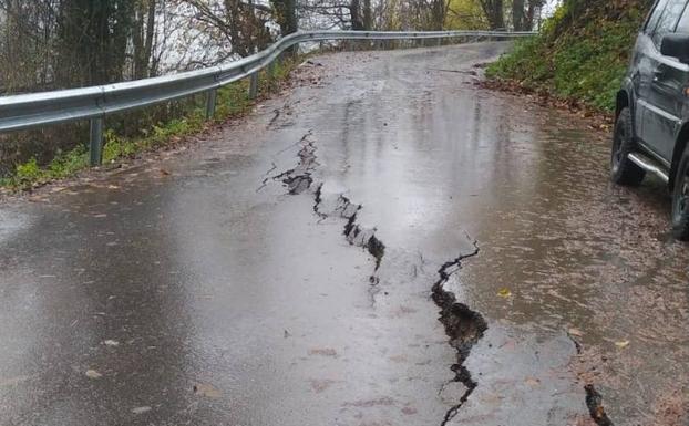 Dos carreteras cerradas por riesgo de aludes y ocho tramos con cadenas en un día de intensas lluvias