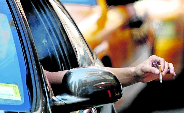 Sanidad quiere prohibir fumar en el coche, en terrazas de bares y playas