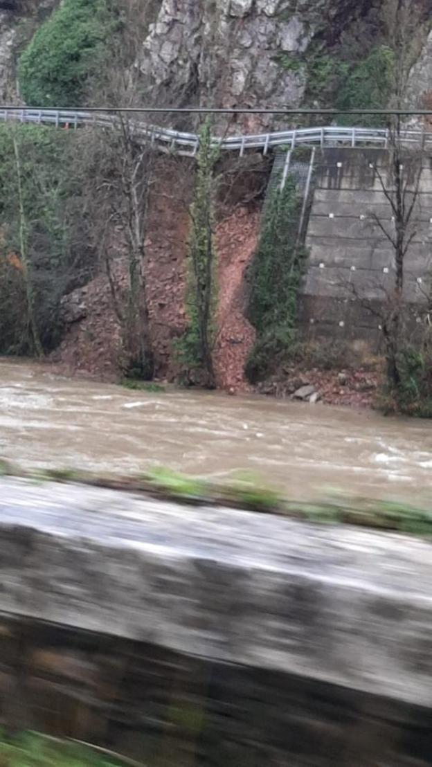 Un argayo entre Cuero y Puente de Peñaflor obliga a dar un rodeo de veinte minutos