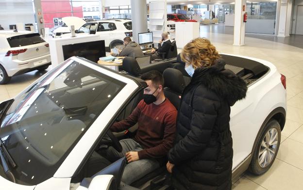 Los concesionarios asturianos tienen 2.300 coches sin entregar por la crisis de los chips