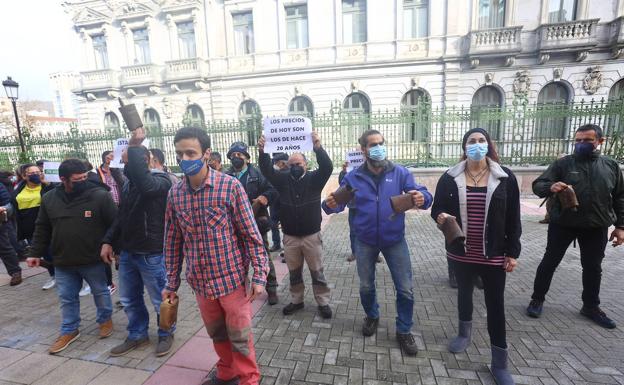 Cencerrada ganadera en Oviedo contra los precios «abusivos» de la leche