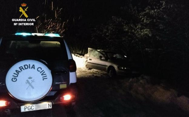 La Guardia Civil rescata a dos asturianos atrapados en la nieve en León