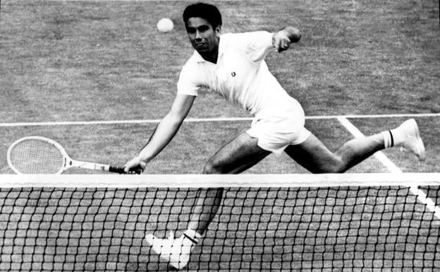 Muere Manolo Santana, el pionero que abrió el olimpo al tenis español
