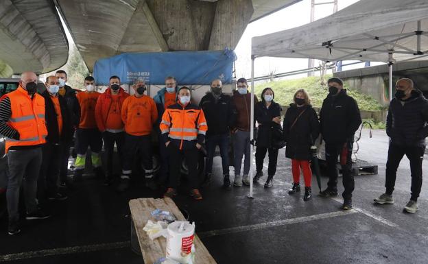Trabajadores de Vesuvius inician una acampada bajo el puente que une Sama de Langreo y La Felguera