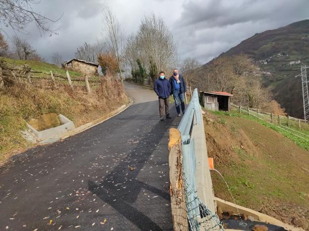 Reparado el camino de Les Palombes, en la carretera que une los concejos de Laviana y Aller