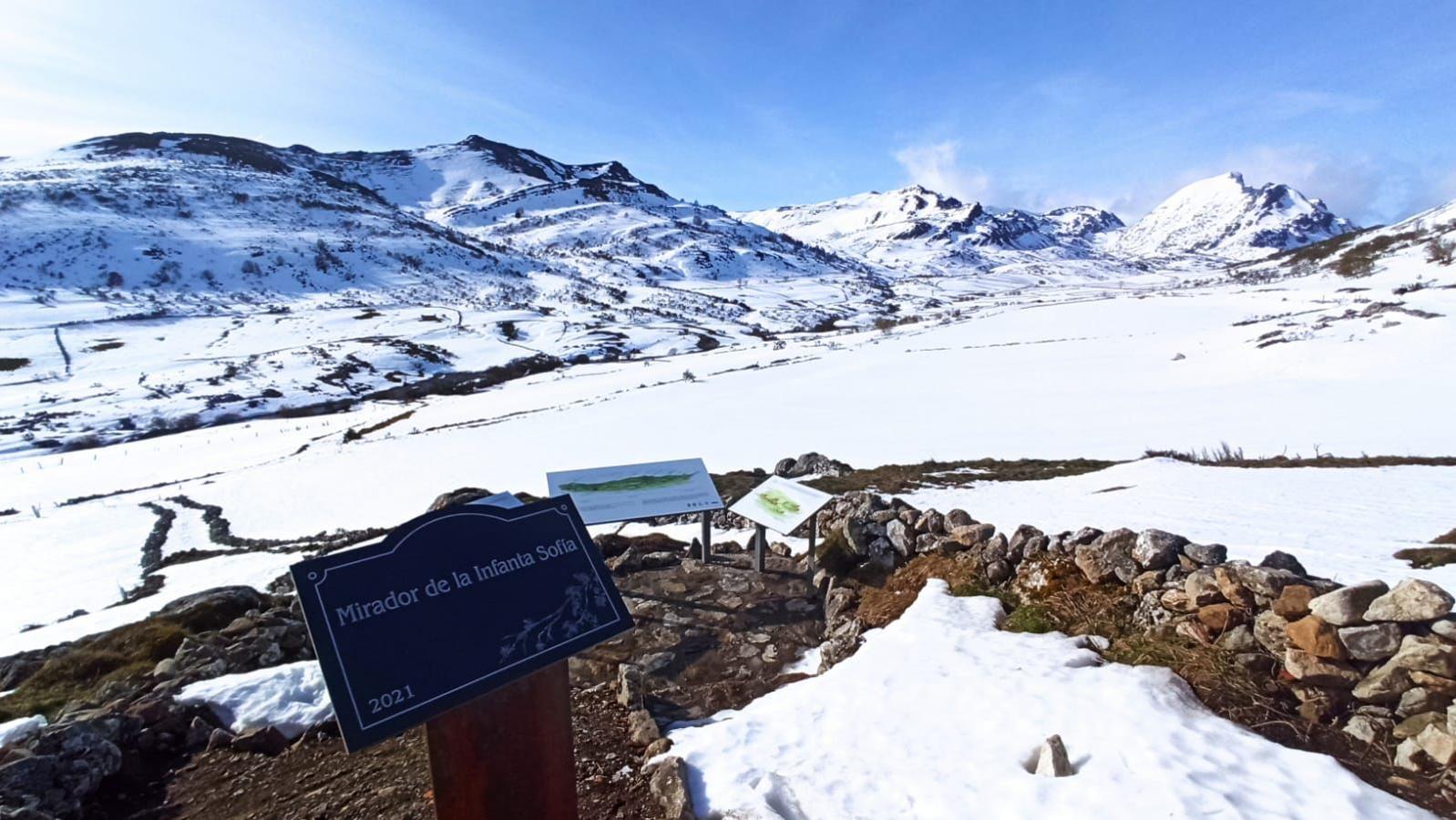 Espectacular paisaje nevado con sol en Somiedo