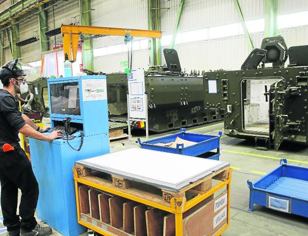 La fábrica de armas iniciará a final de mes la construcción del 8x8 que creará 300 empleos