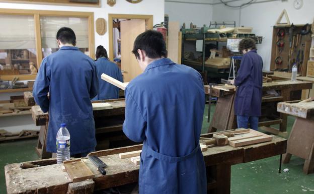 CSIF asegura que los maestros de taller del centro de menores de Sograndio «llevan casi cinco meses sin cobrar»