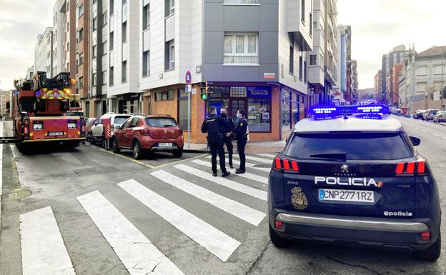 Los bomberos intervienen en un piso en la calle Sagrado Corazón, en Gijón