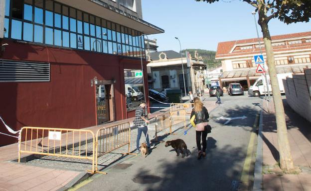 Pierde el control de su moto y colisiona con un coche en Avilés