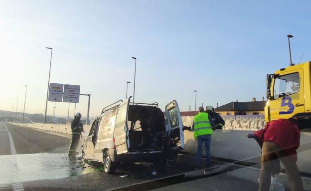 Una furgoneta en llamas ocasiona retenciones en la entrada de Avilés por la variante