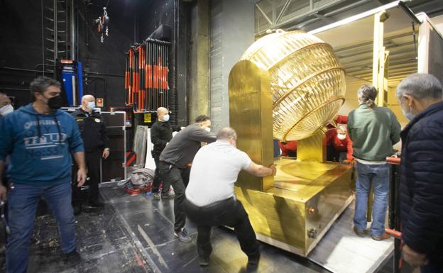 La bolita con el 'Gordo' ya está en el Teatro Real de Madrid
