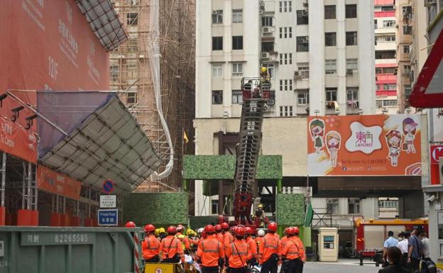 Un incendio deja 300 personas atrapadas en un edificio de Hong Kong