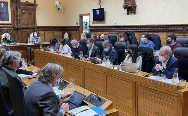 El Pleno de Gijón urge una nueva licitación de la ampliación de Cabueñes