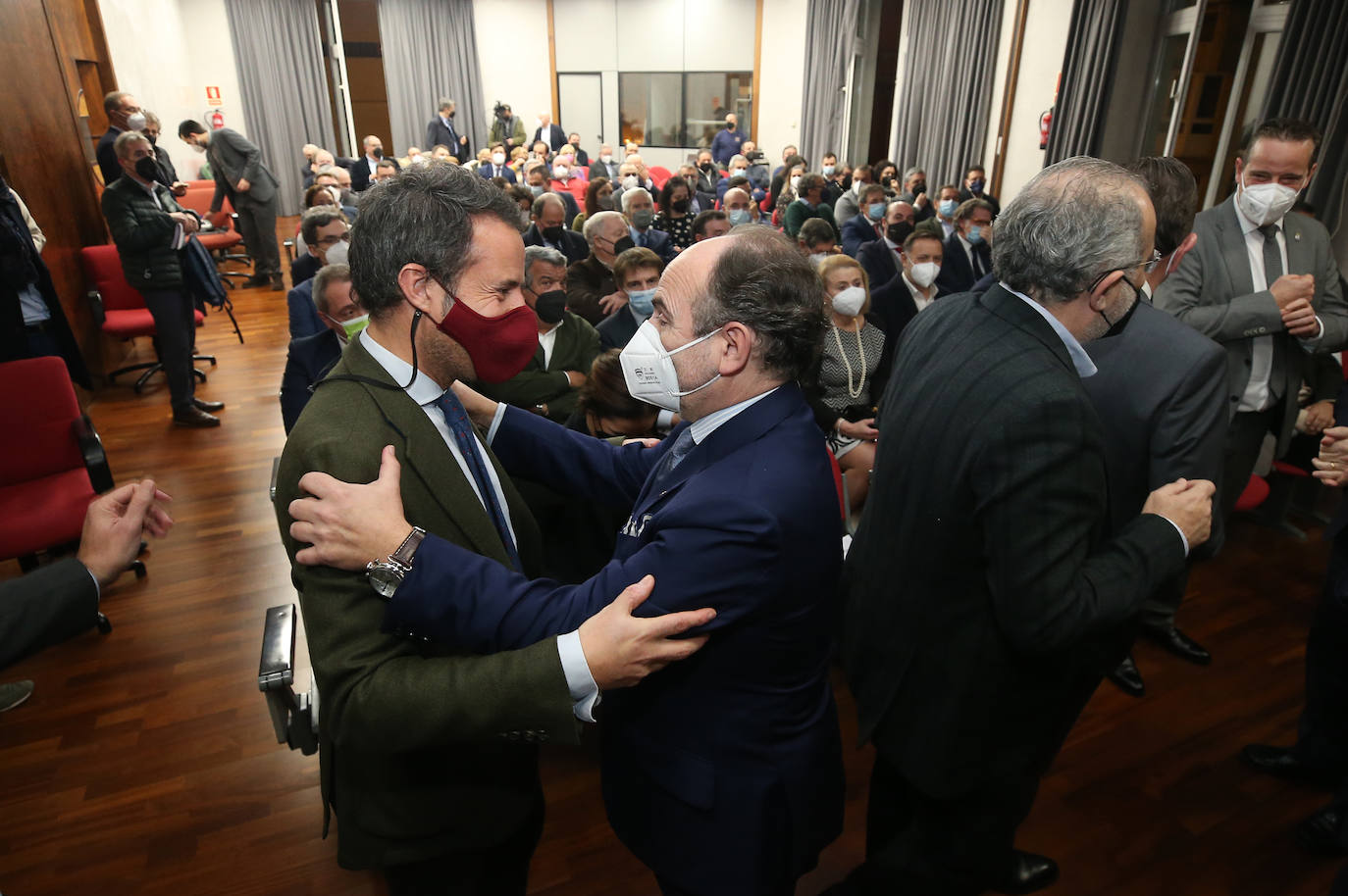 La entrega de la medalla de oro de la Cámara de Oviedo a la familia de Carlos Manuel Rodríguez, en imágenes