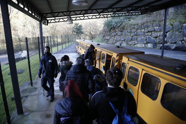 «Es curioso ir a clase en el tren minero»