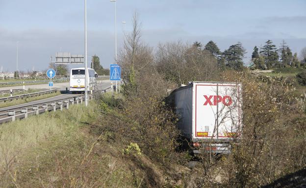 Un tráiler sufre una salida de vía en la autopista 'Y'