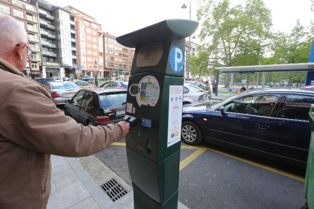 La zona azul de Avilés eximirá de pagar a los eléctricos y cobrará la mitad a los híbridos