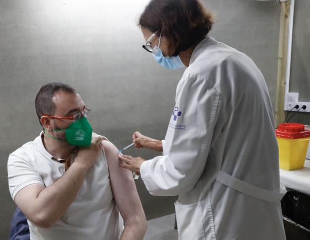 Barbón, contagiado con la variante ómicron, llama desde el HUCA a ponerse la vacuna