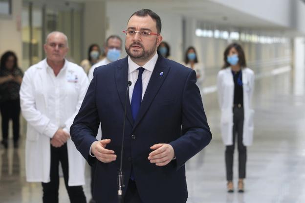 Adrián Barbón evoluciona «favorablemente» tras un fin de semana con fiebre y oxígeno